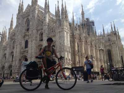 Giuseppe in posa in piazza Duomo a Milano